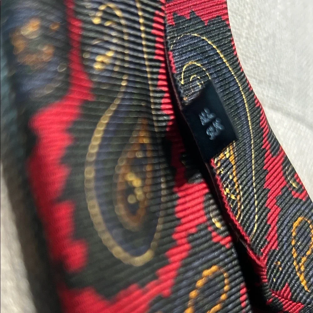 Burberry Men’s Red Green Paisley Printed All Silk Tie - Picture 8 of 8
